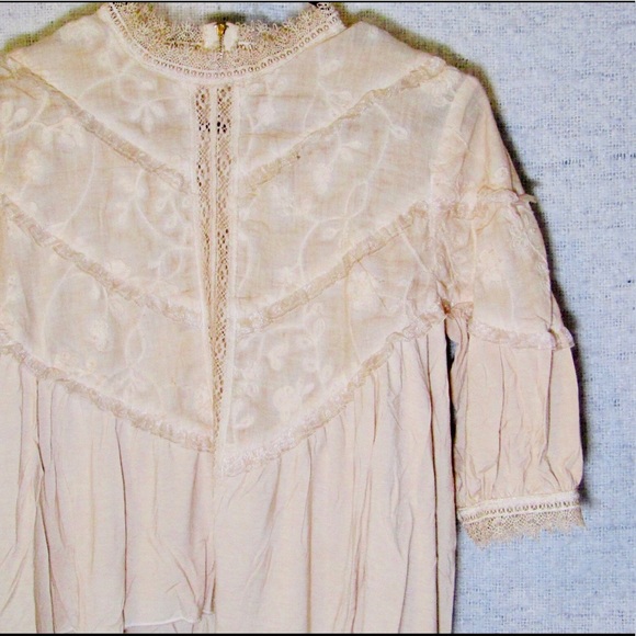 Ivory lace Victorian style top w balloon sleeves - Picture 2 of 8